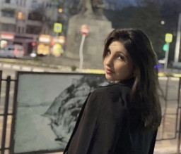 Pakai Headphone sambil Jalan di Atas Rel, Gadis Cantik Ditabrak KA