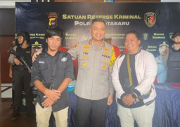 Senyum Bahagia Hiasi Wajah Dua Wartawan di Kotabaru yang Diberangkatkan Umroh Kapolres