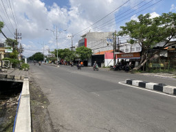Awal Mei, Pemkot Surabaya Betonisasi dan Aspal Jalan Raya Kedung Baruk-Kalirungkut