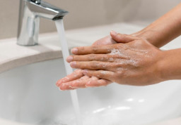 8 Cara Simpel Membersihkan Cat di Tangan