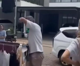 Bulan Puasa, Pria Kendarai Mobil Mewah Ini Kepergok Curi BH di Jemuran