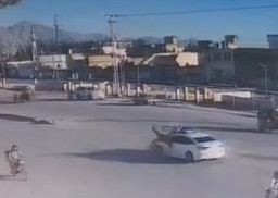 Ayah dan Anak Naik Motor, Ditabrak Mobil hingga Terpental