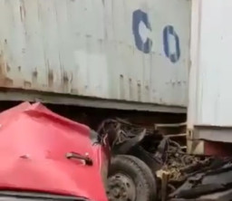 Dua Truk Kontainer Tabrakan, 1 Pemotor Tewas