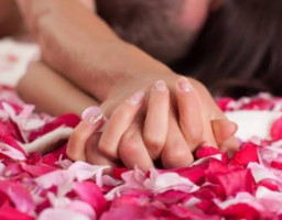 Punya Istri Gemuk, Coba Gaya Bercinta Ini saat di Ranjang!