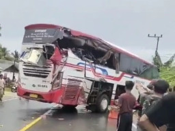 Truk Gagal Menyalip Tabrak Bus, 4 Tewas