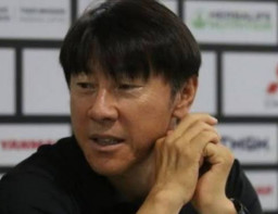 Shin Tae-yong Senang Diajak Foto Suporter Timnas Indonesia