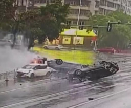 Langgar Lampu Merah di Perempatan,  1 Mobil Tabrak 3 Mobil di Depanya