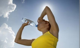 Minum Sambil Berdiri, Bisa Ganggu Pencernaan hingga Picu Asam Lambung