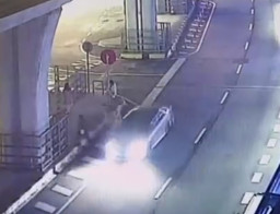 Pengendara Mabuk, Mobil Tabrak Nenek Penyeberang Jalan hingga Terpental di Udara