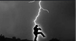 Berteduh sambil Main HP, Dua Pria Tersambar Petir