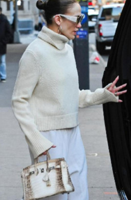  JLo Tenteng Tas dari Kulit Buaya Merek Hermes Seharga Rp 8 Miliar