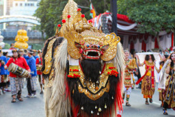 Warga Tumpah Ruah di Sepanjang Rute Surabaya Vaganza, Wali Kota Eri: Tahun Depan Lebih Menarik