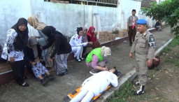 Tak Kuat Menahan Panasnya Cuaca, 15  Peserta Upacara Hardiknas di Jombang Pingsan