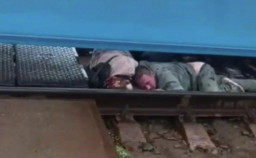 Pasutri Merangkak di Bawah Kereta Barang, Ehhh Keretanya Jalan