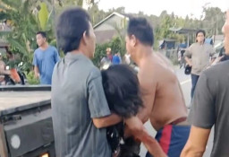 Trailer Tronton Tumbang di Jalan Raya Sedau Singkawang