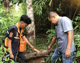 Pria Bercelana Pendek dan Berbaju Hitam, Ditemukan Tewas Gantung Diri