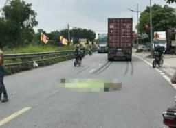 Mengerem Mendadak, Jatuh ke Tengah Jalan lalu Digilas Truk