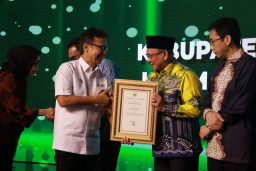Bupati Kotabaru terima Penghargaan Langsung dari Menteri Kesehatan