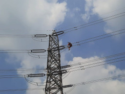 PLN Selesaikan Pemeliharaan Jaringan SUTT untuk Keandalan Suplai Listrik di Surabaya Barat