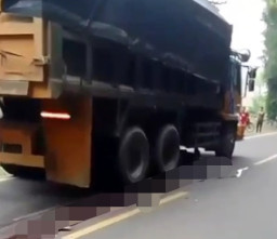 Kepreset Pasir saat Menyalip, Ibu Hamil Dilindas Truk