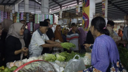 Pakde Slamet Blusukan ke Pasar Megah Asri