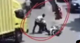 Diduga Kaget saat Dihadang Polisi, Pengendara Motor Jatuh lalu Telindas Truk