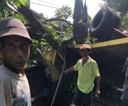 Pecah Ban, Truk Angkut Paving Tabrak Grand Livina