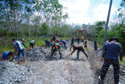 Kodim 1022/Tanah Bumbu Bersama Warga Laksanakan Gotong Royong