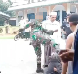Seorang Oknum TNI Terekam Kamera Tendang Warga