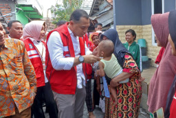 Ngantor di Kelurahan Asemrowo, Wali Kota Eri Cahyadi Bantu Gerobak hingga Pengobatan Lansia