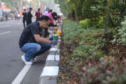 Sambut HJKS ke-731, Seluruh Pegawai Pemkot Surabaya Kerja Bakti Cat Curbing Median Jalan