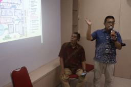 Tak ada Pembatas, Warga Turut Terlibat dalam Festival Rujak Uleg HJKS ke-731 di Balai Kota Surabaya