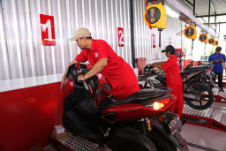 Wali Kota Eri Luncurkan Pitstop Manyar, Subsidi Servis dan Ganti Oli bagi Driver Online Surabaya