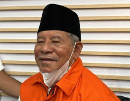 Gubernur Malut Non Aktif Didakwa Terima Suap Rp 100 Miliar