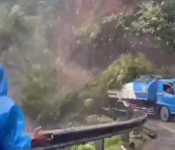 Jalur Sitinjau Lauik Longsor Lagi, Truk Tangki Nyaris Tertimbun Batu dan Tanah