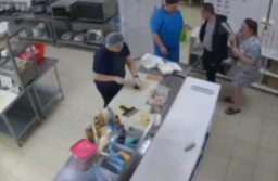 Juru Masak Sushi Ditikam karena Dituduh Jadi Biang Bau Makanan di Apartemen