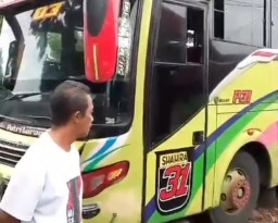 Bus Mogok Tiba-Tiba Berjalan Mundur,  Tabrak Pasutri dan Dua Anak yang Naik Motor