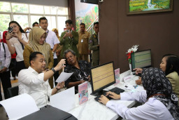 Perdana ‘Ngantor’ di Kelurahan, Wali Kota Eri Ungkap Temuan dan Solusi Pelayanan Adminduk