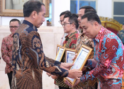 Presiden Jokowi Serahkan Penghargaan Sistem Pemerintahan Berbasis Elektronik ke Pemkot Surabaya
