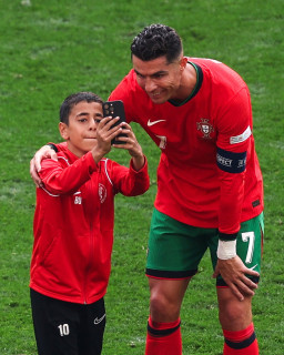 Di Tengah Laga, Bocah 10 Tahun Sukses Tembus Keamanan Piala Eropa 2024 demi Foto Bareng Ronaldo