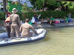 Cegah Pembuangan Limbah Rumen, Pemkot Surabaya Terjunkan Tim Gabungan Sisir Kalimas
