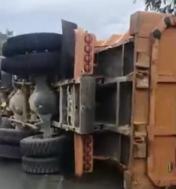 Kendarai Revo, Ibu dan Dua Anaknya Tertimpa Truk