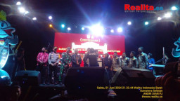 Babang Tamvan Bius Lautan Manusia di Taman Kota Pangkalan Balai 