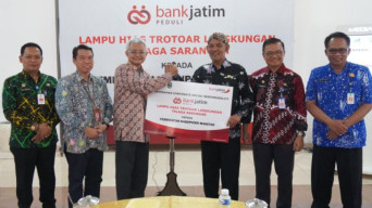 Bank Jatim Bantu Lampu Hias Telaga Sarangan dan Beasiswa Mahasiswa UWKS