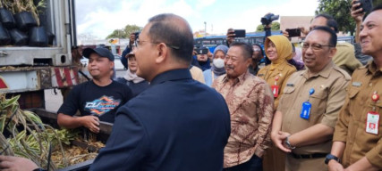 Ditandai Pemecahan Kendi, Pj Wali Kota Batu Lepas Ekspor 3500 Tanaman Hias ke Cina