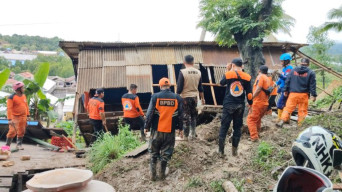 Curah Hujan Sangat Tinggi di Kotabaru, Beberapa Tempat Terjadi Banjir dan 1  Rumah Kena Longsor
