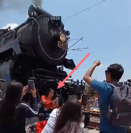 Asyik Foto-fotoan di Pinggir Rel, Wanita Ini Tewas Ditabrak Kereta