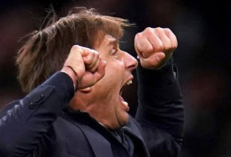 Antonio Conte Resmi Tukangi Napoli