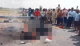 Ngebut,  Motor Tabrak Truk dari Belakang hingga Terbakar