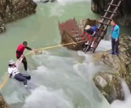 Seberangi Sungai, Dua Turis Terseret Arus hingga Hilang